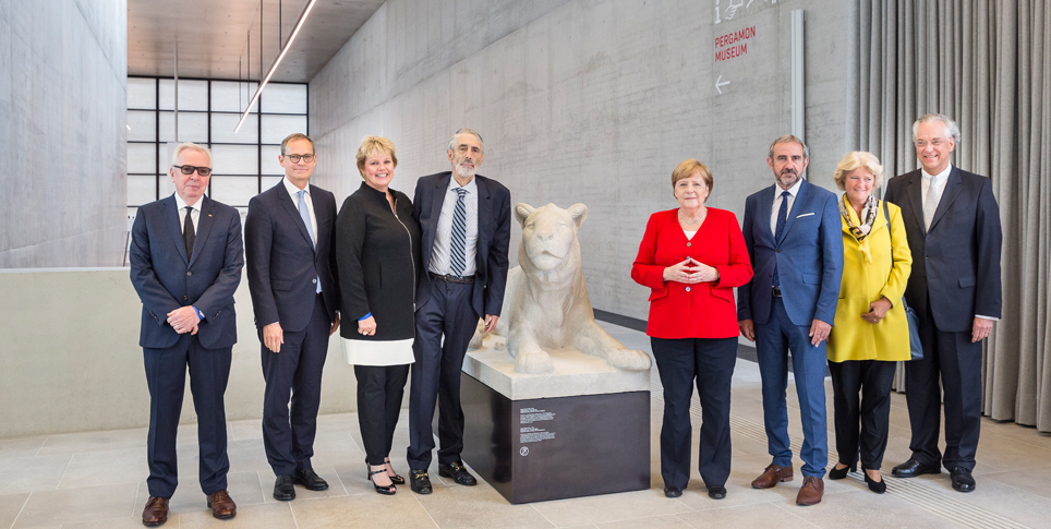 David Chipperfield, Michael Müller, Ann und Timothy M. Simon, Bundeskanzlerin Angela Merkel, Hermann Parzinger, Monika Grütters und Michael Eissenhauer bei der Eröffnung der James-Simon-Galerie am 12. Juli 2019 