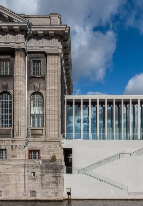 Alt und neu: links das Pergamonmuseum, rechts die James-Simon-Galerie