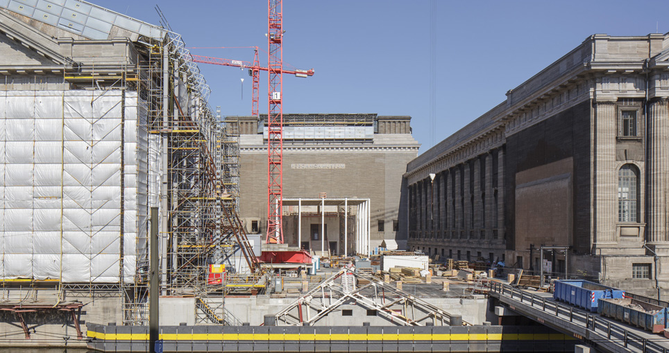 Während im nördlichen Teil des Pergamonmuseums (links und Mitte) gebaut wird, ist der Südflügel (rechts) für Besucher geöffnet.