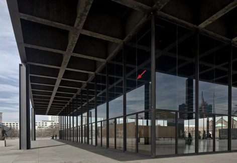 Glasfassade eines modernen Gebäudes.