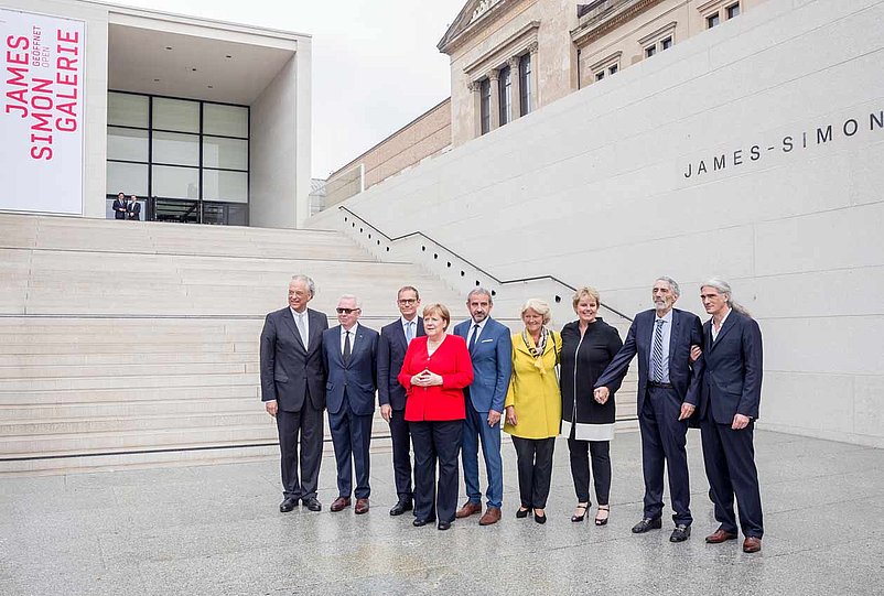 Gruppenfoto mit Vertretern der Simon-Familie vor den Stufen der James-Simon-Galerie (öffnet Vergrößerung des Bildes)