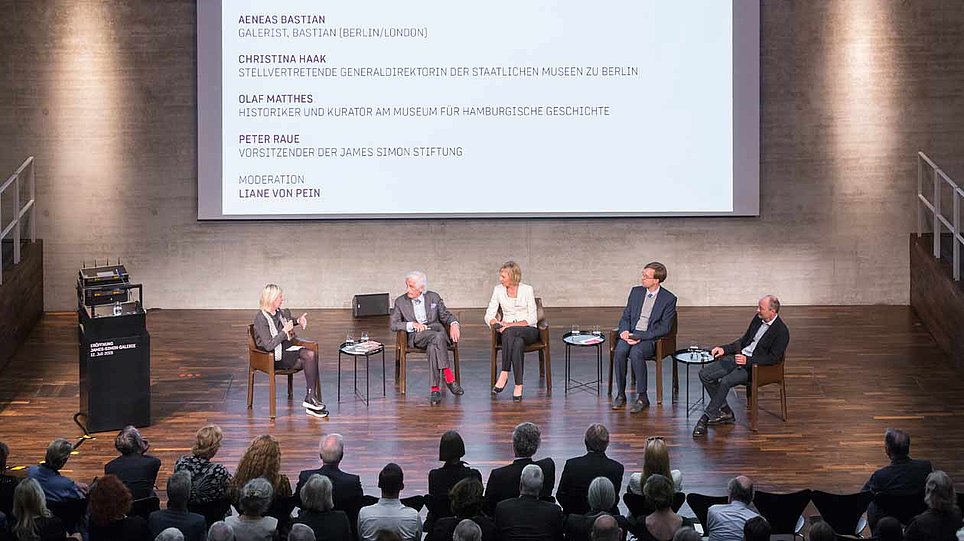 Auf dem Podium sitzen fünf Personen und diskutieren (öffnet Vergrößerung des Bildes)