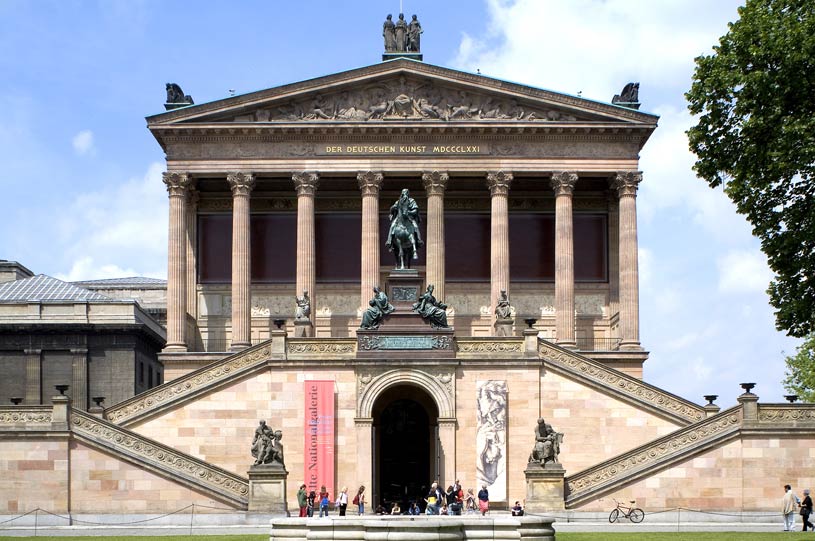 Außenansicht der Alten Nationalgalerie mit Treppenaufgang und Reiterstandbild (öffnet Vergrößerung des Bildes)