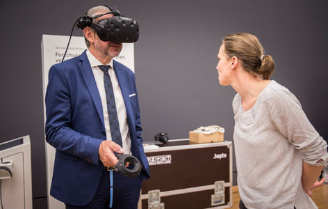 Hermann Parzinger probiert eine VR-Anwendung von museum4punkt0 aus 