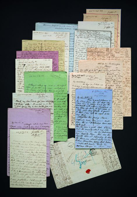 Historische Briefe, sehr ordentlich handgeschrieben auf Papier in verschiedenen Farben