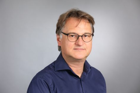 Christoph Rauch, Leiter der Orientabteilung der Staatsbibliothek zu Berlin, ein Mann mit graublonden Haaren und Brille.