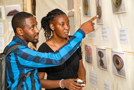Besucher bei der Ausstellung Living Inside the Story / Humboldt Lab Tanzania (Februar 2017).  