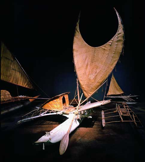 Mehrere Segelboote in einem beleuchteten Ausstellungsraum (öffnet Vergrößerung des Bildes)