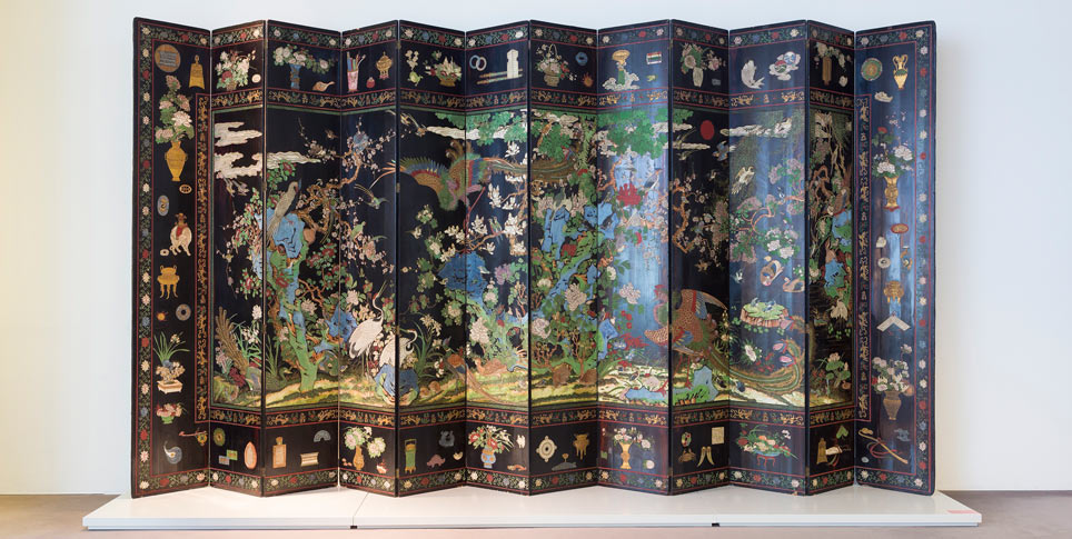 Zwölfteiliger Stellschirm mit Darstellung von einem Phönixpaar umringt von Vögeln und Blüten, spätes 17. Jh.Koromandel-Lack auf Holz, 272 x 569 cm