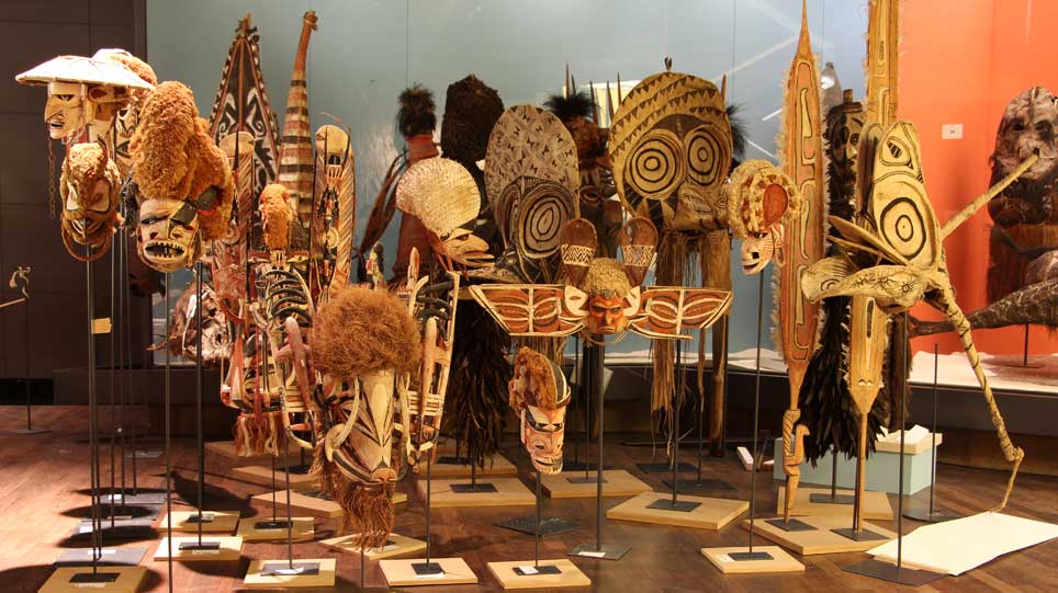 Eine Gruppe bunter Masken aus Ozeanien und Australien (öffnet Vergrößerung des Bildes)