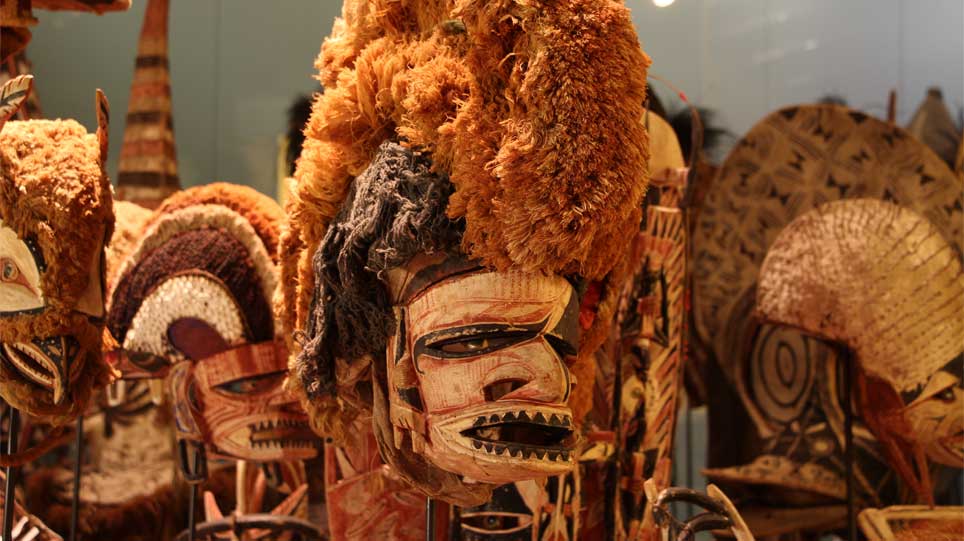 Eine neuirische-Tatanua-Maske mit beeindruckender Haarraupe, die als Tanzmaske auf Trauerfeiern diente (öffnet Vergrößerung des Bildes)