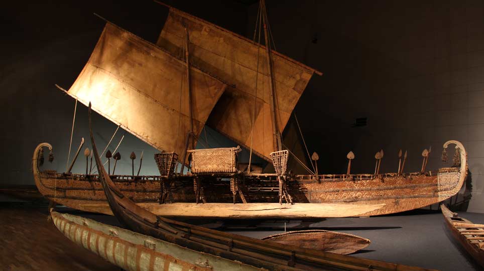 Eines der berühmten Südseeboote vor dem Umzug (öffnet Vergrößerung des Bildes)