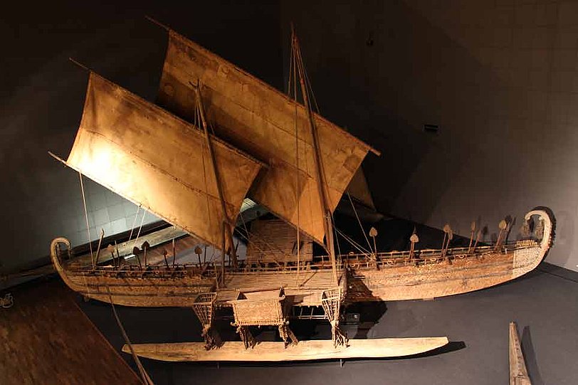 Ein Boot in einem musealen Ausstellungsraum (öffnet Vergrößerung des Bildes)