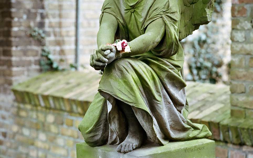 Skulptur auf dem Bornstedter Friedhof in Potsdam