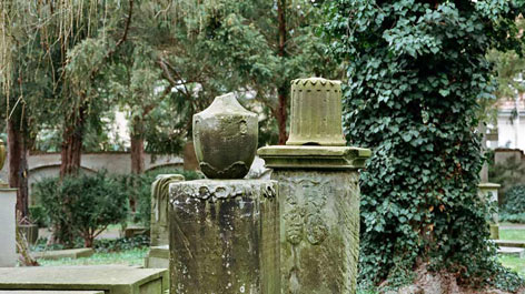Zwei Grabsteine auf dem Bornstedter Friedhof