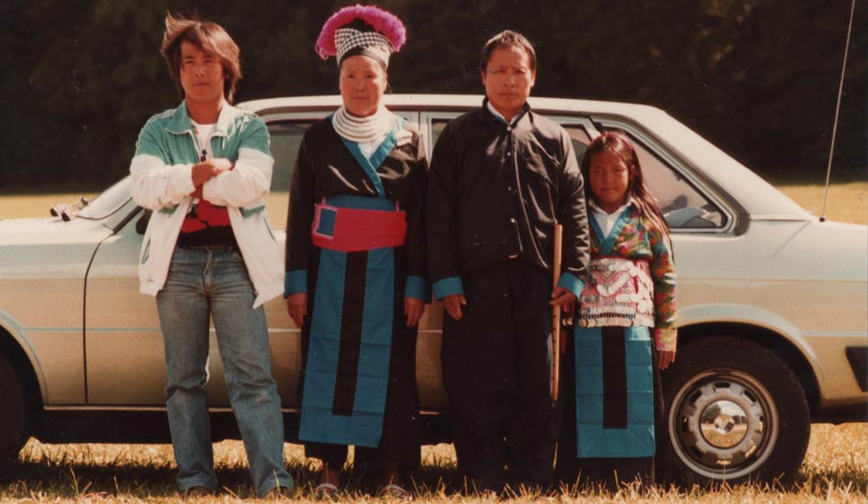 Yao Vang mit seinen Eltern Cha Soua und Cha My Vang und einer Nichte kurz nach ihrer Ankunft in Deutschland, 1981