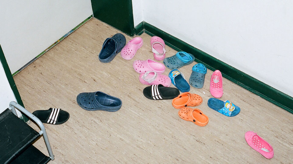 Schuhe im Gemeinschaftswohnheim in Berlin-Spandau (öffnet Vergrößerung des Bildes)