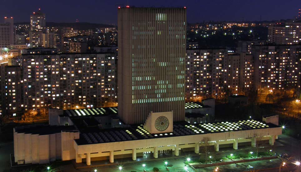 Nachtaufnahme des Hauptgebäudes der Wernadski-Nationalbibliothek der Ukraine