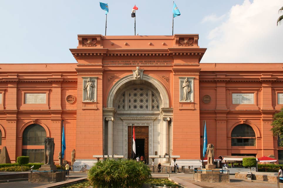 Außenansicht des Ägyptischen Museums am Tahrir-Platz in Kairo