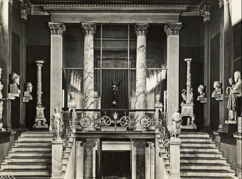Historisches Foto eines prächtigen Treppenaufgangs mit Säulen und Büsten, mittig im Hintergrund die Victoria