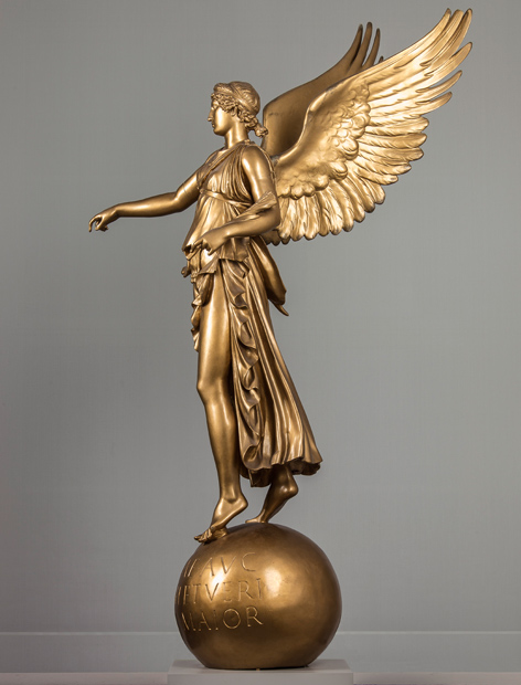Goldene Gipsfigur einer geflügelten Siegesgöttin auf einer Kugel