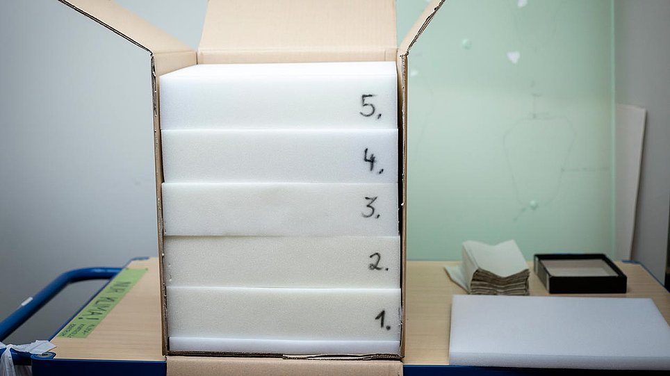 Pappkarton mit gestapelten nummerierten Schaumstofflagen (öffnet Vergrößerung des Bildes)