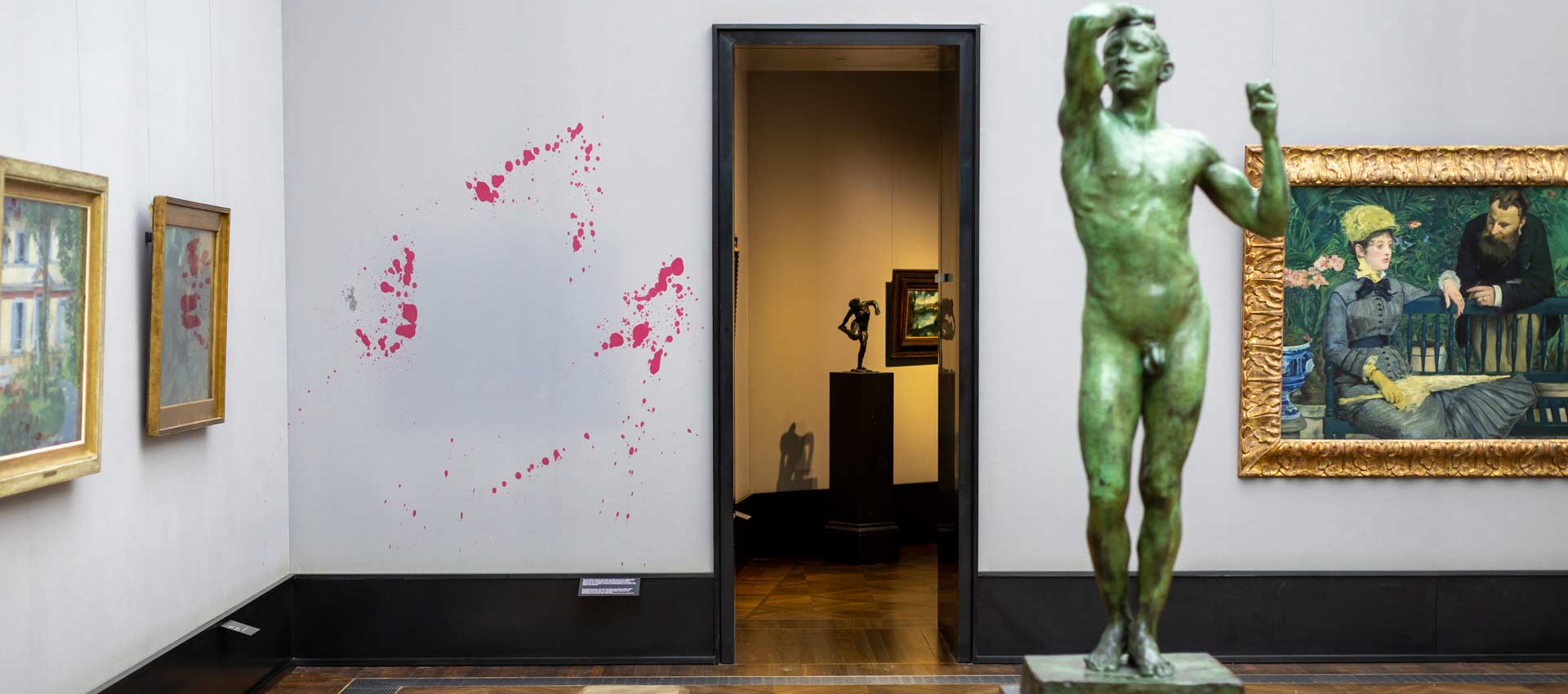 Blick in den Impressionistensaal der Alten Nationalgalerie mit roten Spritzern an der Wand