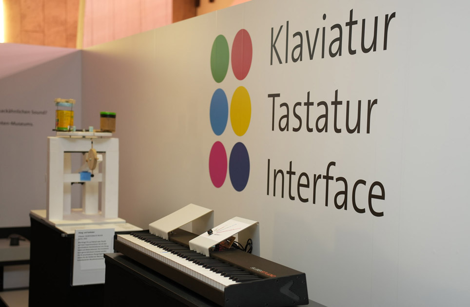 Blick in eine Ausstellung, an der Wand steht "Klaviatur – Tastatur – Interface"