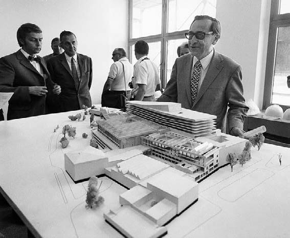 Ludwig Borngässer, Generaldirektor der Staatsbibliothek von 1963 bis 1972, mit einem Wettbewerbsmodell der Staatsbibliothek  (öffnet Vergrößerung des Bildes)