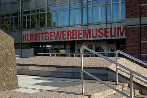 Gebäudeeingang mit Schriftzug "Kunstgewerbemuseum"