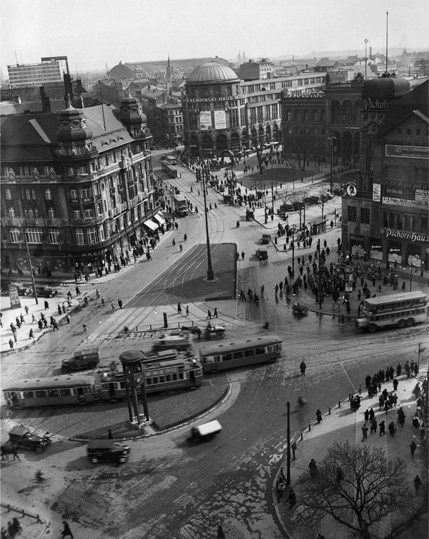 Potsdamer Platz mit Haus Vaterland oben im Bild und rechts davon der Pots-damer Bahnhof (zwischen 1925 und 1930)  (öffnet Vergrößerung des Bildes)