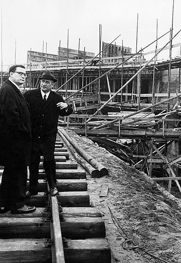 Vor-Ort-Termin am 7. März 1968: Stiftungspräsident Wormit unterrichtet den Regierenden Bürgermeister von Berlin, Klaus Schütz, über den Baufortschritt (öffnet Vergrößerung des Bildes)