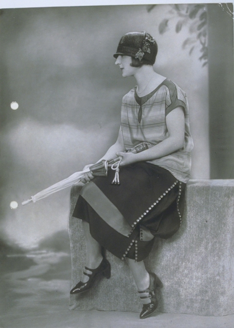 Becker und Maass: Frau in Kleid von Kallmann und Friedländer, Fotografie, um 1920