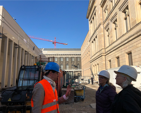 Ralf Nitschke, Bauplaner bei den Staatlichen Museen, führt Chris (mitte) und Pam Simon (rechts) 