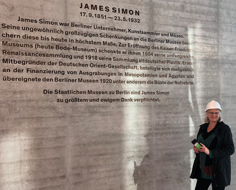 Pam Simon vor der Inschrift für ihren Urgroßvater James