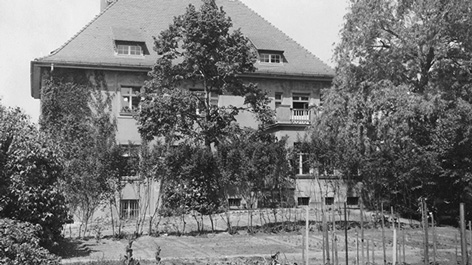 Schwarz-Weiß Foto einer Villa mit Garten