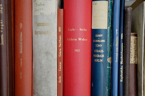 Verschiedene Auktionskataloge im Bestand der Kunstbibliothek der Staatlichen Museen zu Berlin.