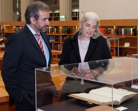März 2014: Hermann Parzinger und Isabel Pfeiffer-Poensgen, damalige Generalsekretärin der Kulturstiftung der Länder, bestaunen Alexander von Humboldts Reisetagebücher 