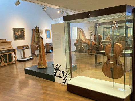 Blick in eine Ausstellung mit Musikinstrumenten