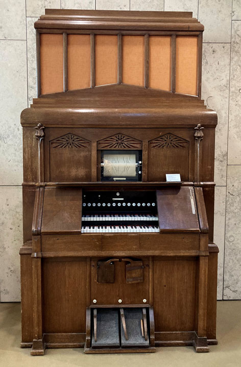 Großes orgelähnliches Tasteninstrument aus Holz