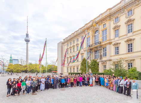 Gruppenfoto vor einem Gebäude, im Hintergrund Berliner Rathaus und Fernsehturm (öffnet Vergrößerung des Bildes)