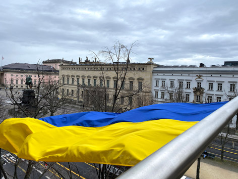 Eine Flagge in Gelb und Blau weht über einer Straße