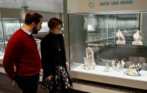 Claudia Kanowski und Benedikt Brilmayer in der Porzellansammlung des Kunstgewerbemuseums, sie schauen sich eine Vitrine an