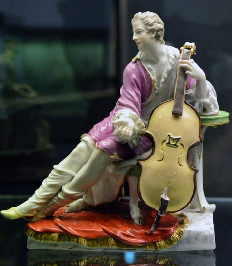 Cello-Spieler aus Porzellan aus der Ludwigsburger Gruppe