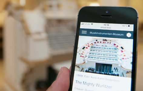 Der digitale Museumsguide ist auf einem Smartphone geöffnet.