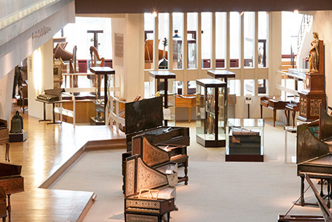 Blick in ein Museum mit Musikinstrumenten