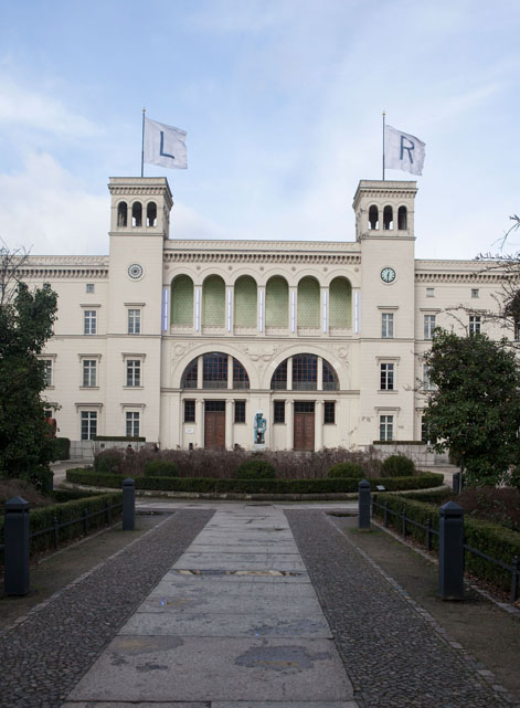 Blick auf ein Gebäude mit einem Mittelrisaliten mit zwei Türmen