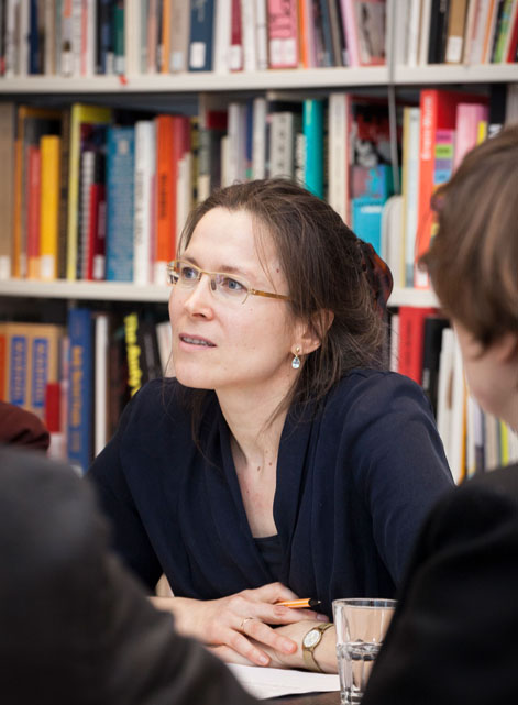 Eine Frau in einer Bibliothek