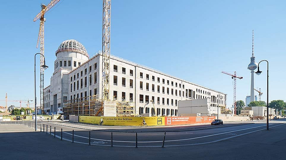 Blick auf ein Gebäude an einer Straße (öffnet Vergrößerung des Bildes)