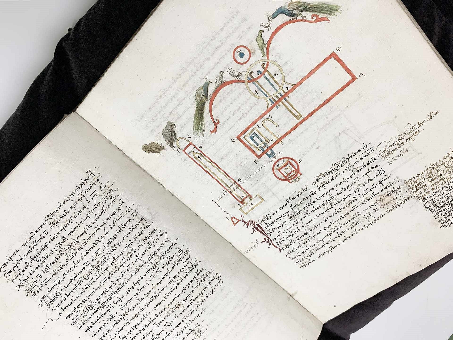 eine aus der Schräge fotografierete Buchseite mit Bildern